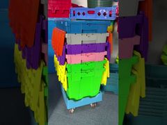 چگونه جعبه‌های پلاستیکی را با درب روی چرخ دستی‌ها برای عملیات سریع‌تر انبار بچینیم